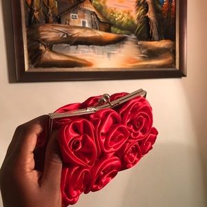 Red rose clutch